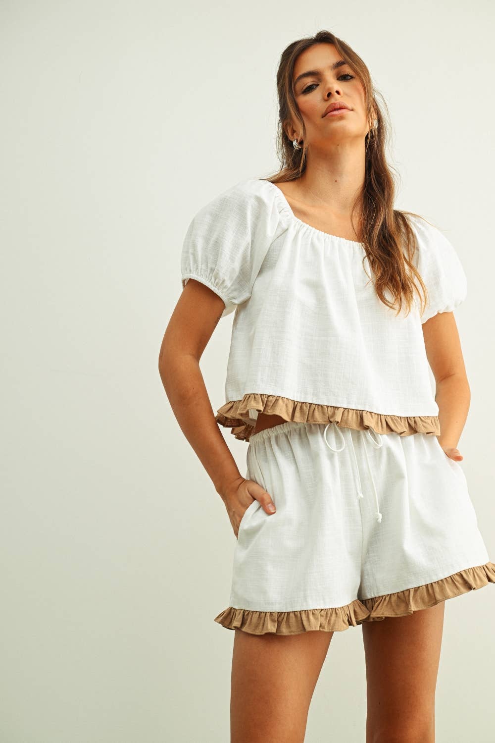 RUFFLED HEM LINEN SHORTS