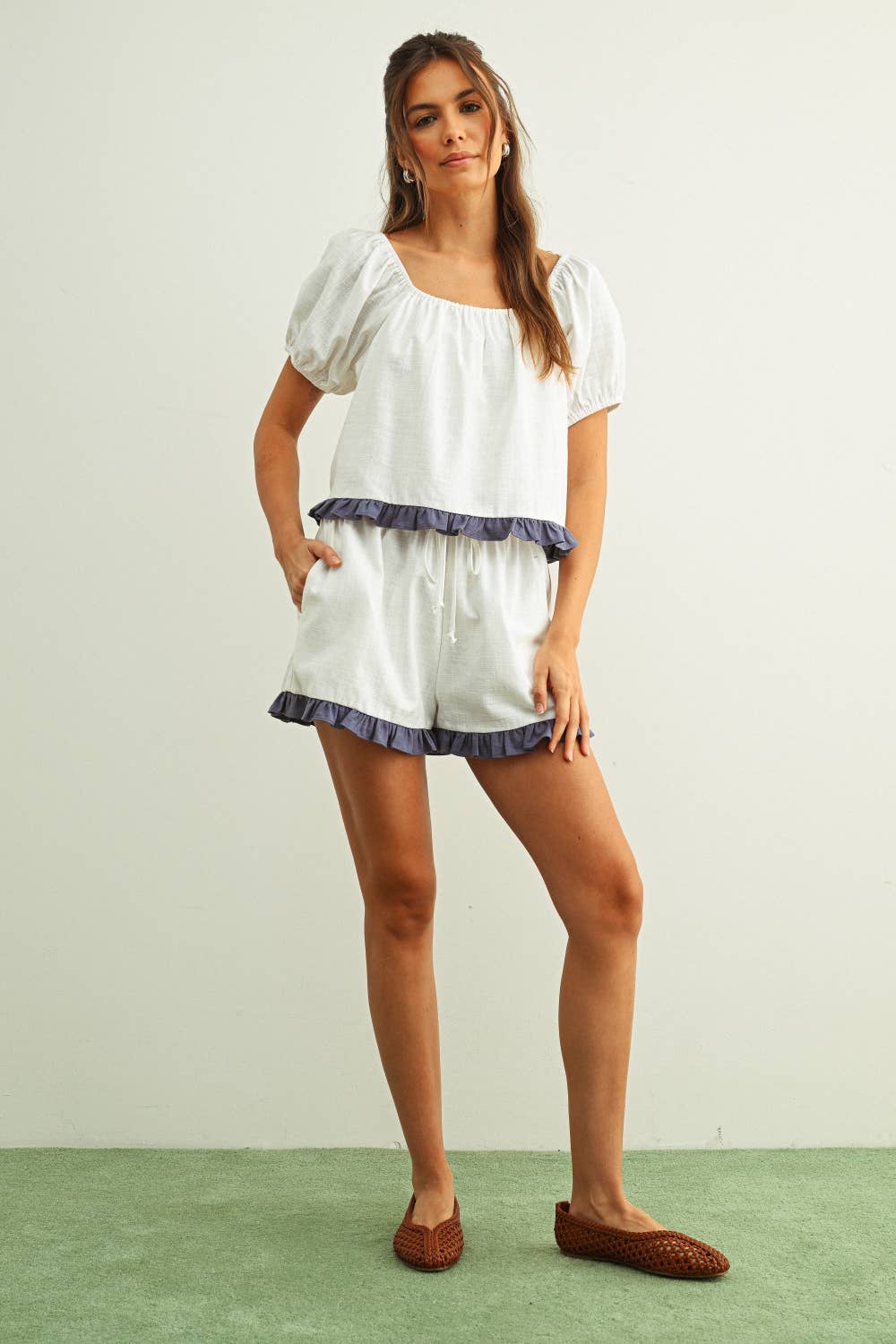 RUFFLED HEM LINEN SHORTS