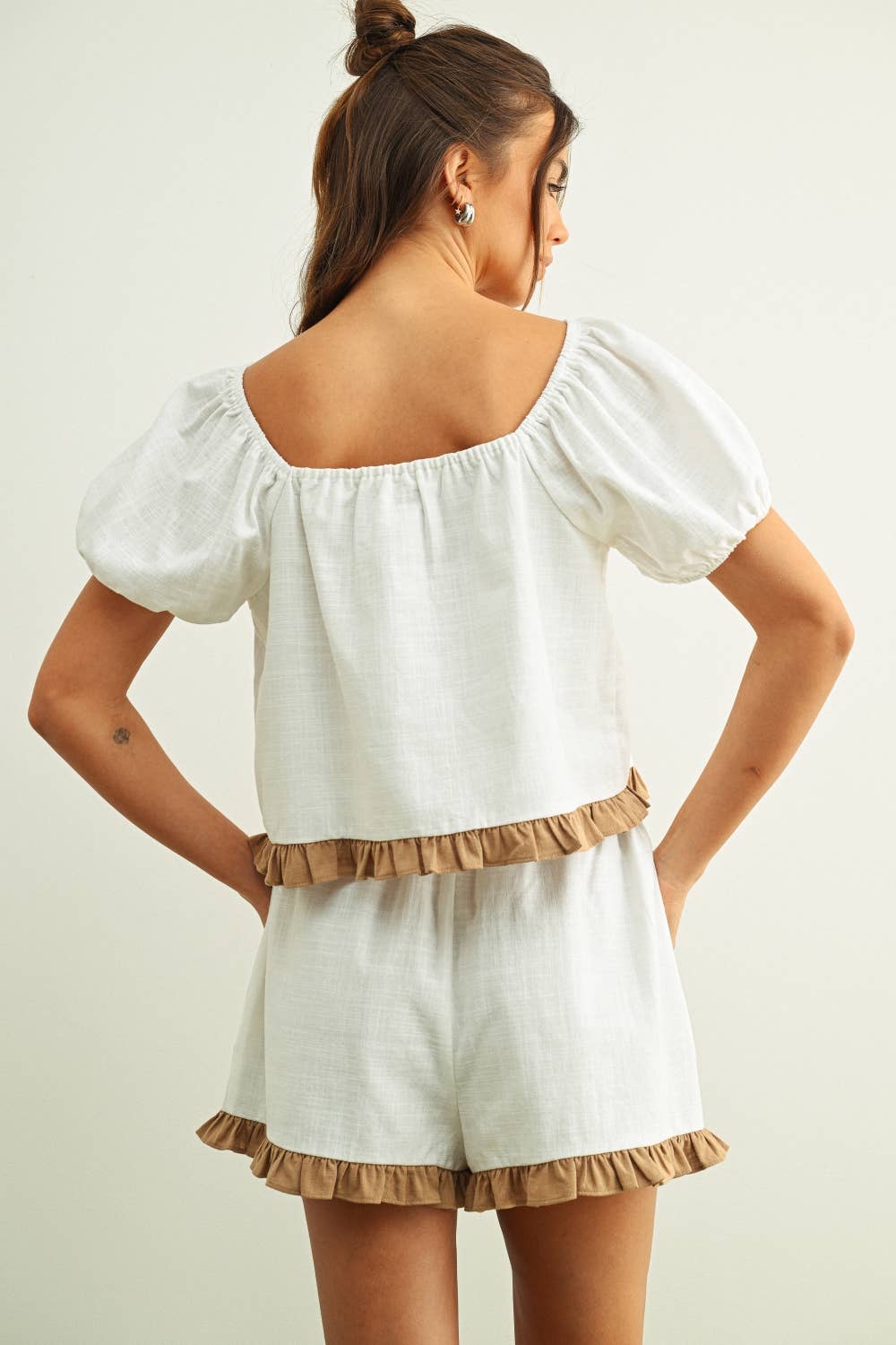 RUFFLED HEM LINEN SHORTS