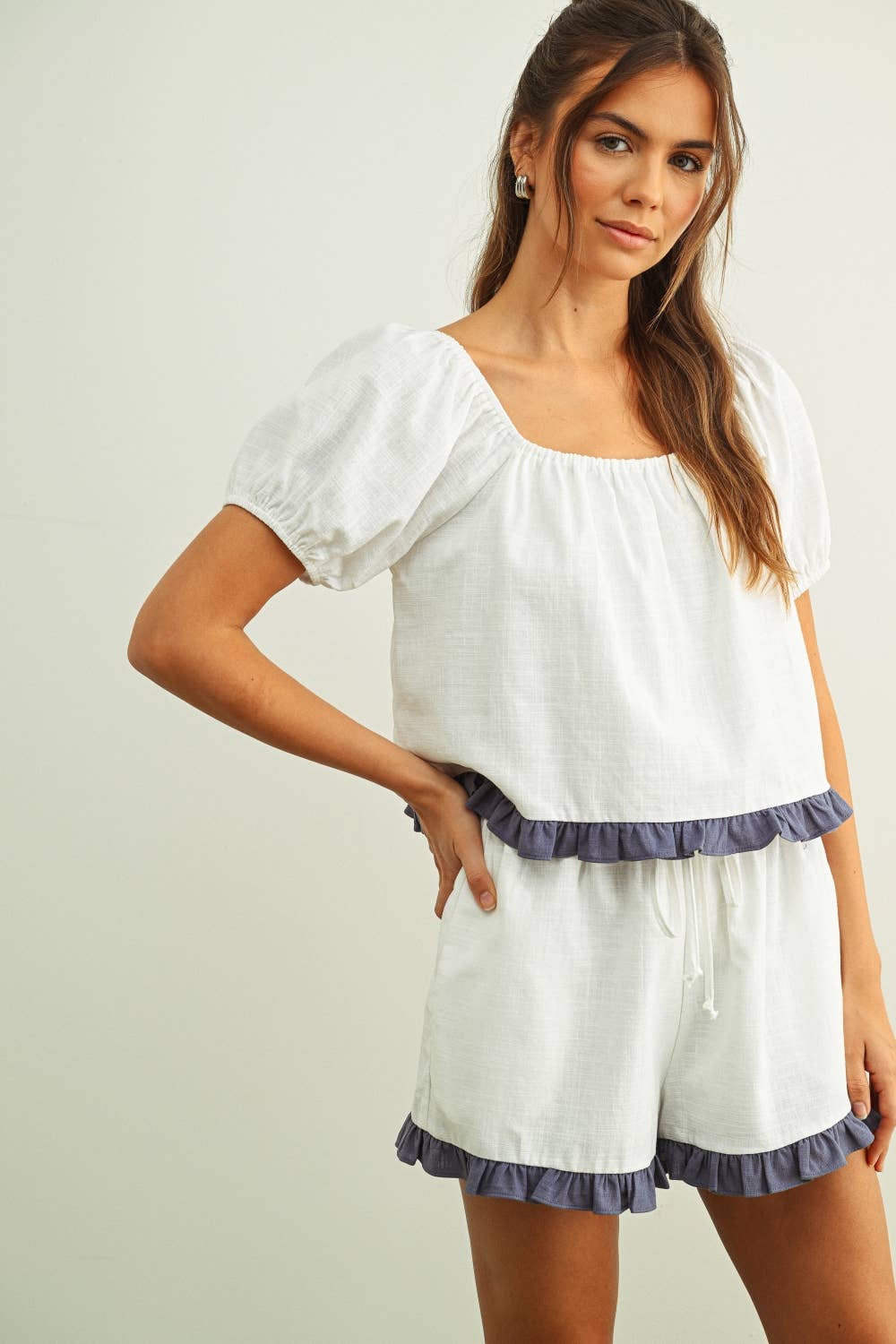 RUFFLED HEM LINEN SHORTS