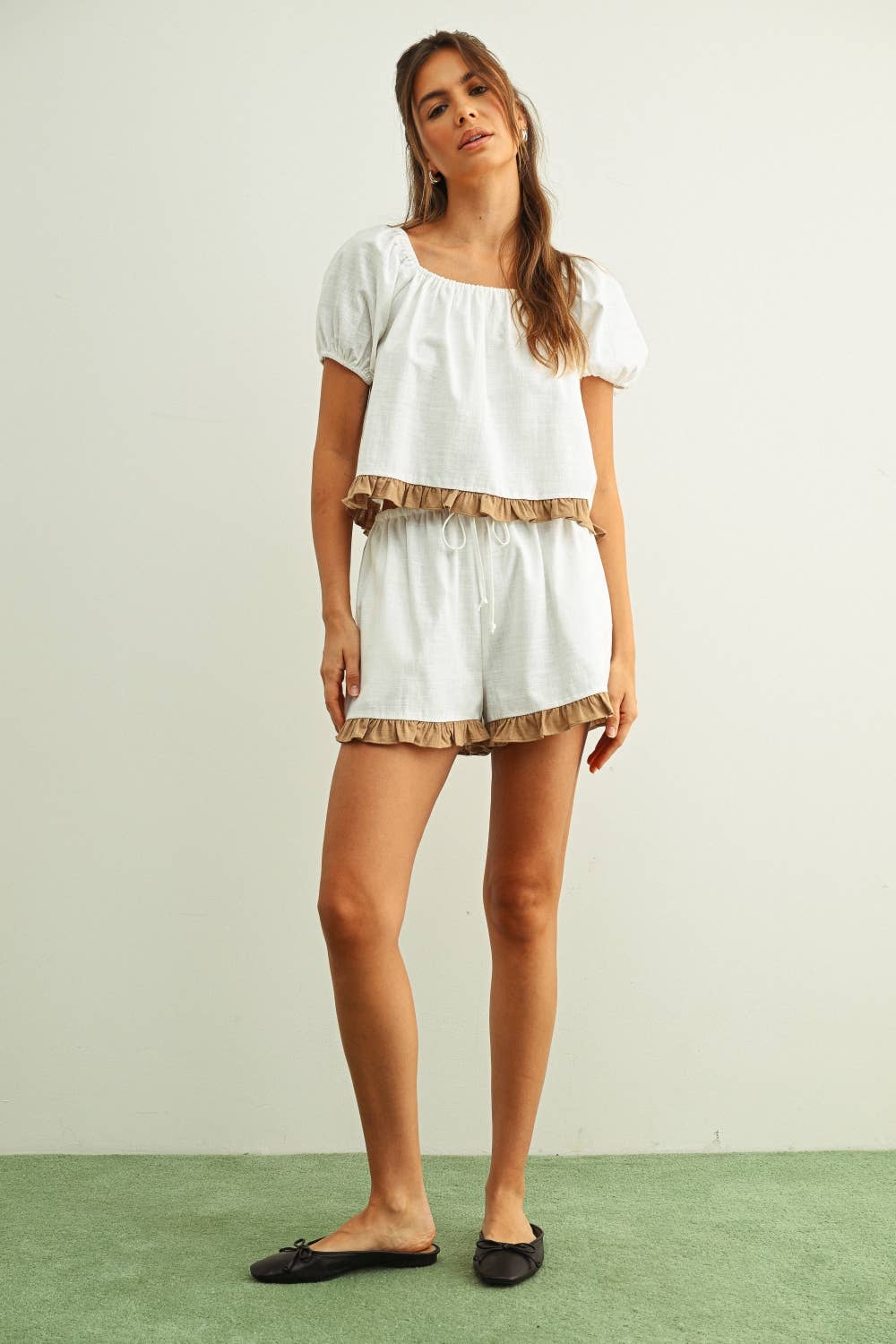 RUFFLED HEM LINEN SHORTS