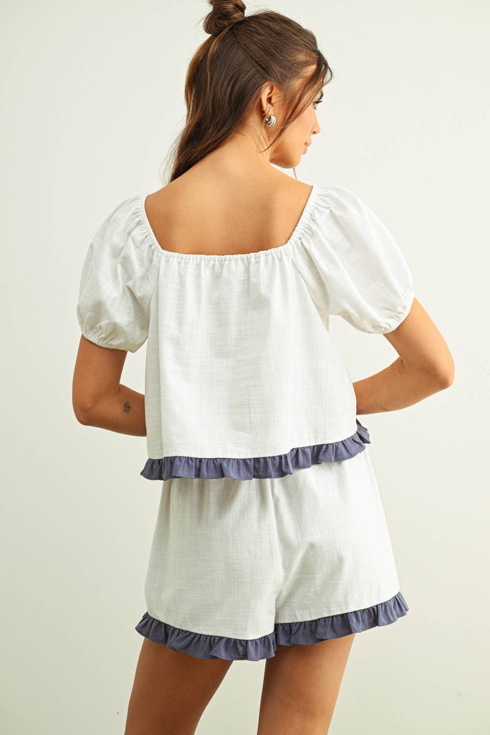 RUFFLED HEM LINEN SHORTS